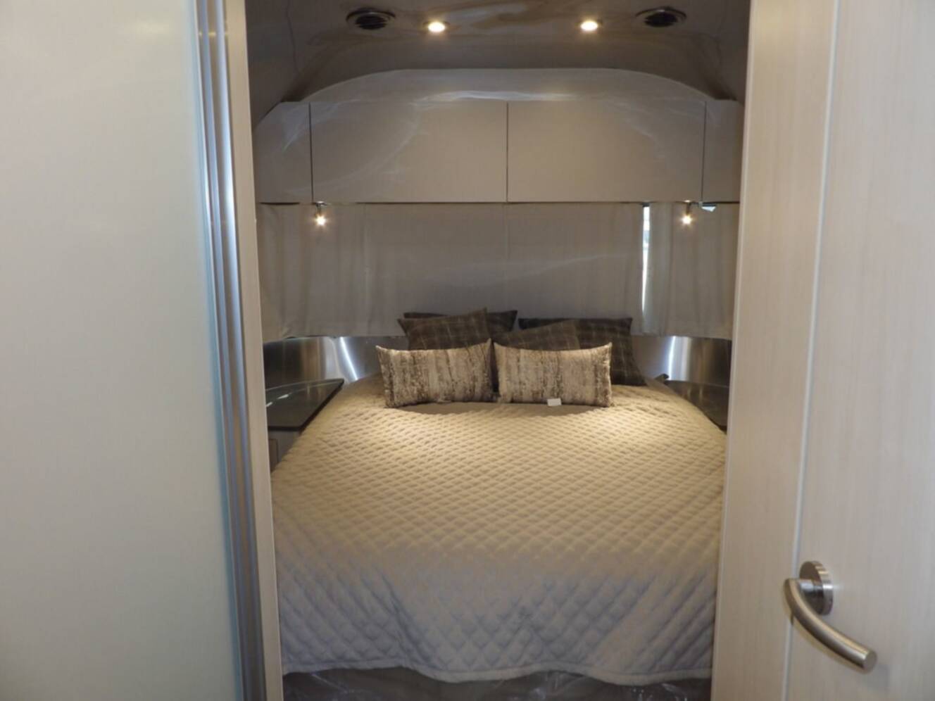 A photo of this 2025 Airstream Flying Cloud 27FB