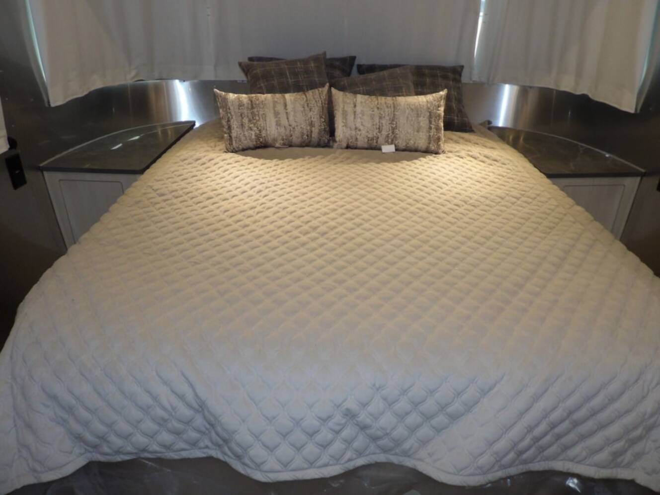 A photo of this 2025 Airstream Flying Cloud 27FB