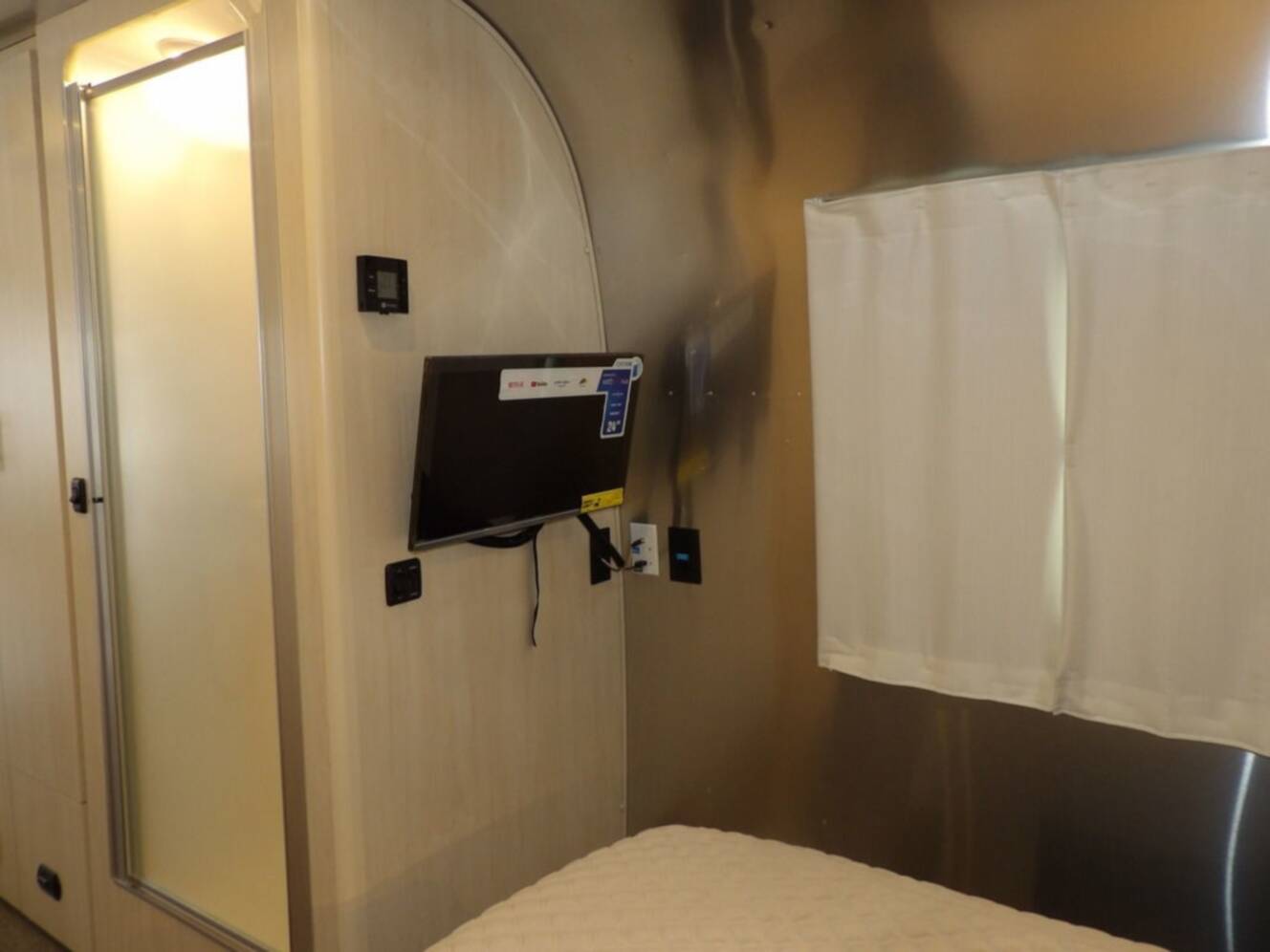 A photo of this 2025 Airstream Flying Cloud 27FB