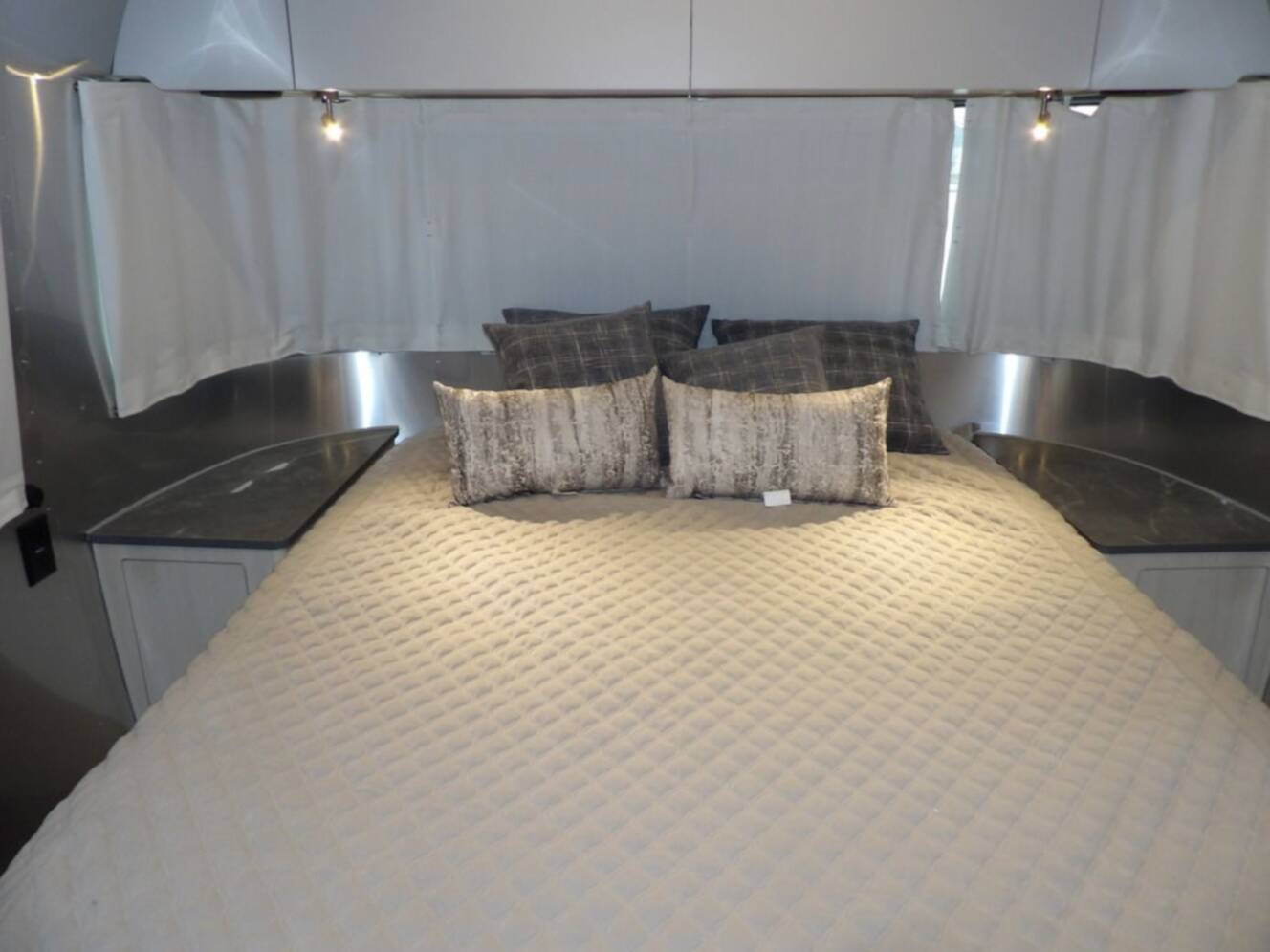 A photo of this 2025 Airstream Flying Cloud 27FB