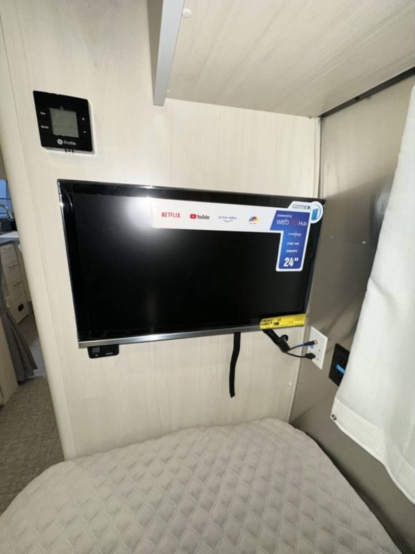 A photo of this 2026 Airstream 25FBT Flying Cloud