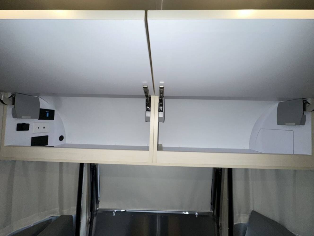 A photo of this 2026 Airstream 25FBT Flying Cloud