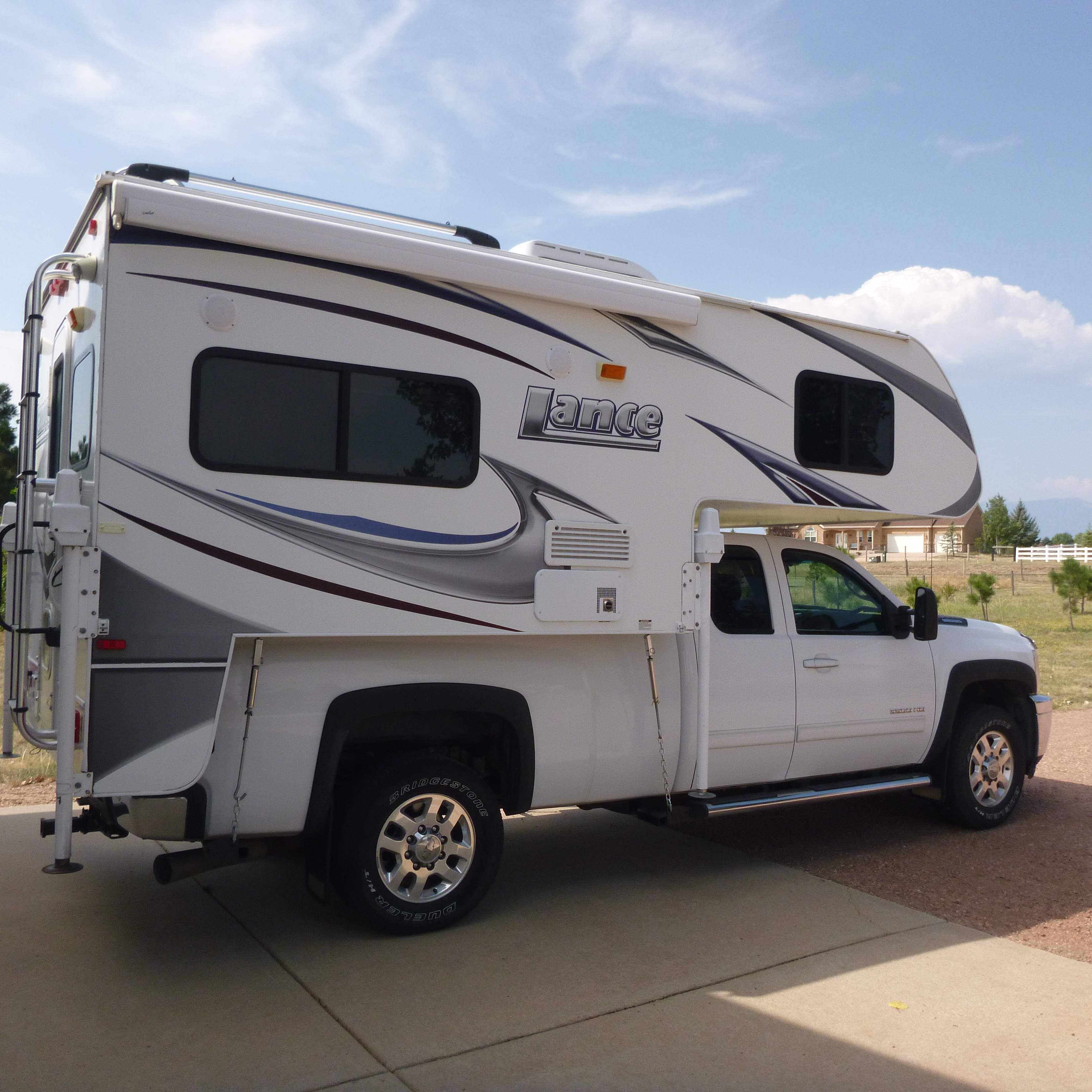 2011 Lance 850 TRUCK CAMPER LONG BED RV
