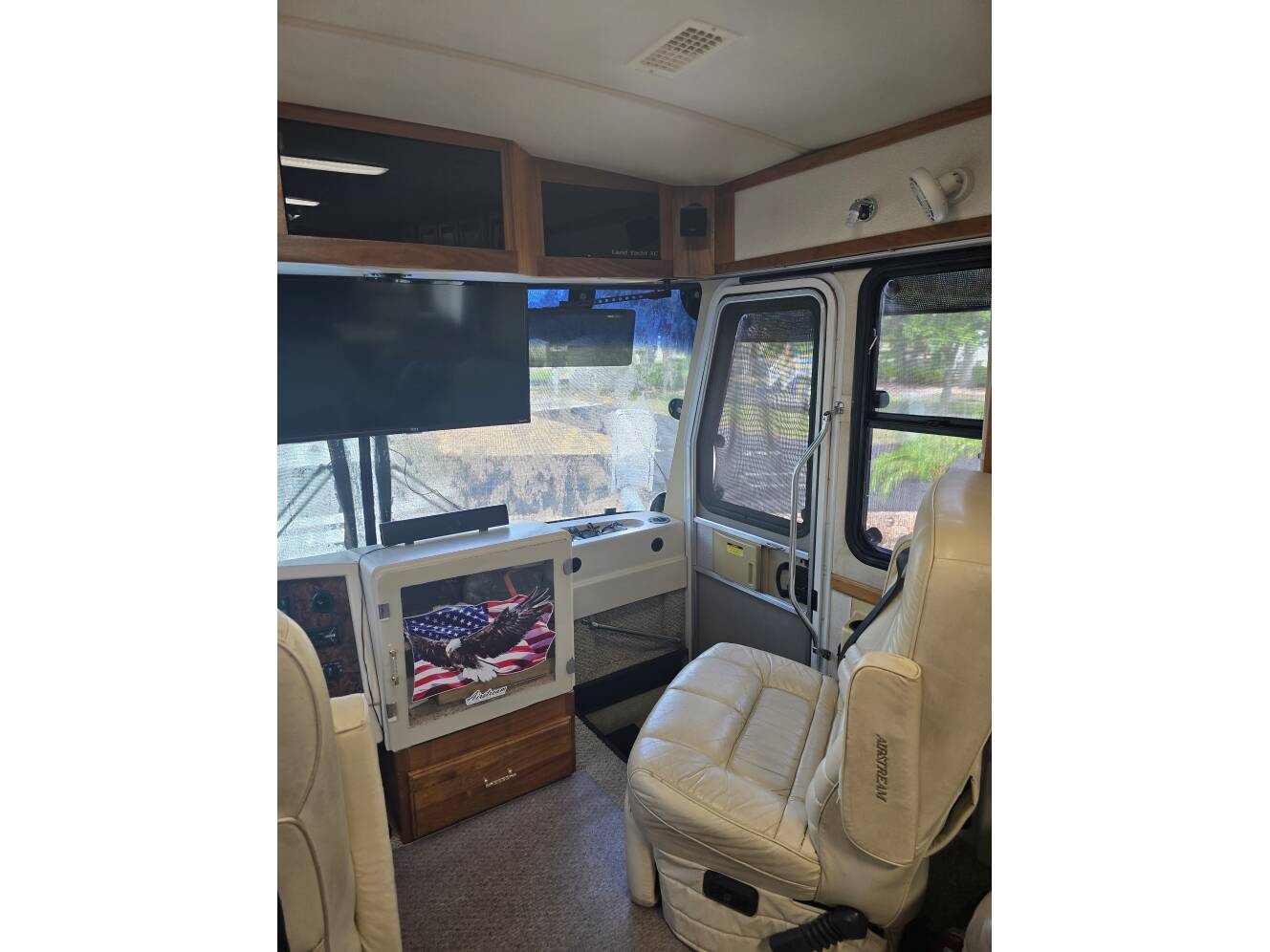 A photo of this 2000 Airstream LAND YACHT XL