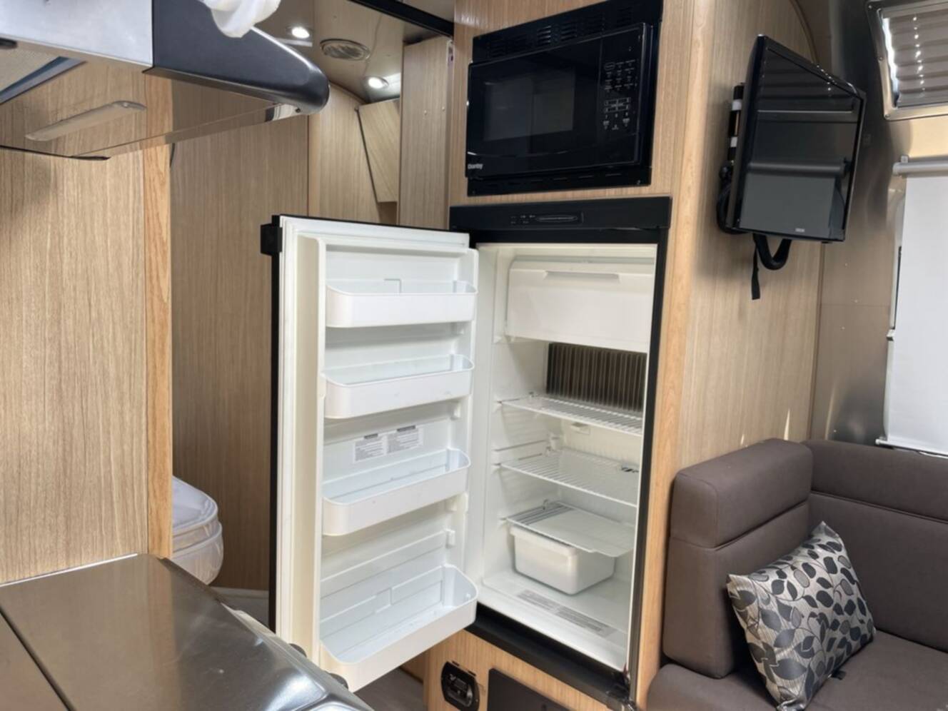 A photo of this 2017 Airstream Flying Cloud 23D