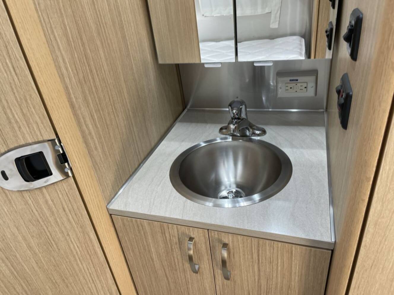 A photo of this 2017 Airstream Flying Cloud 23D