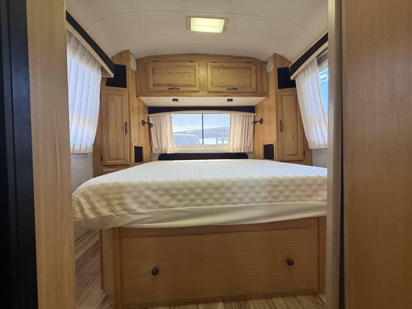 A photo of this 2007 Airstream CLASSIC 27