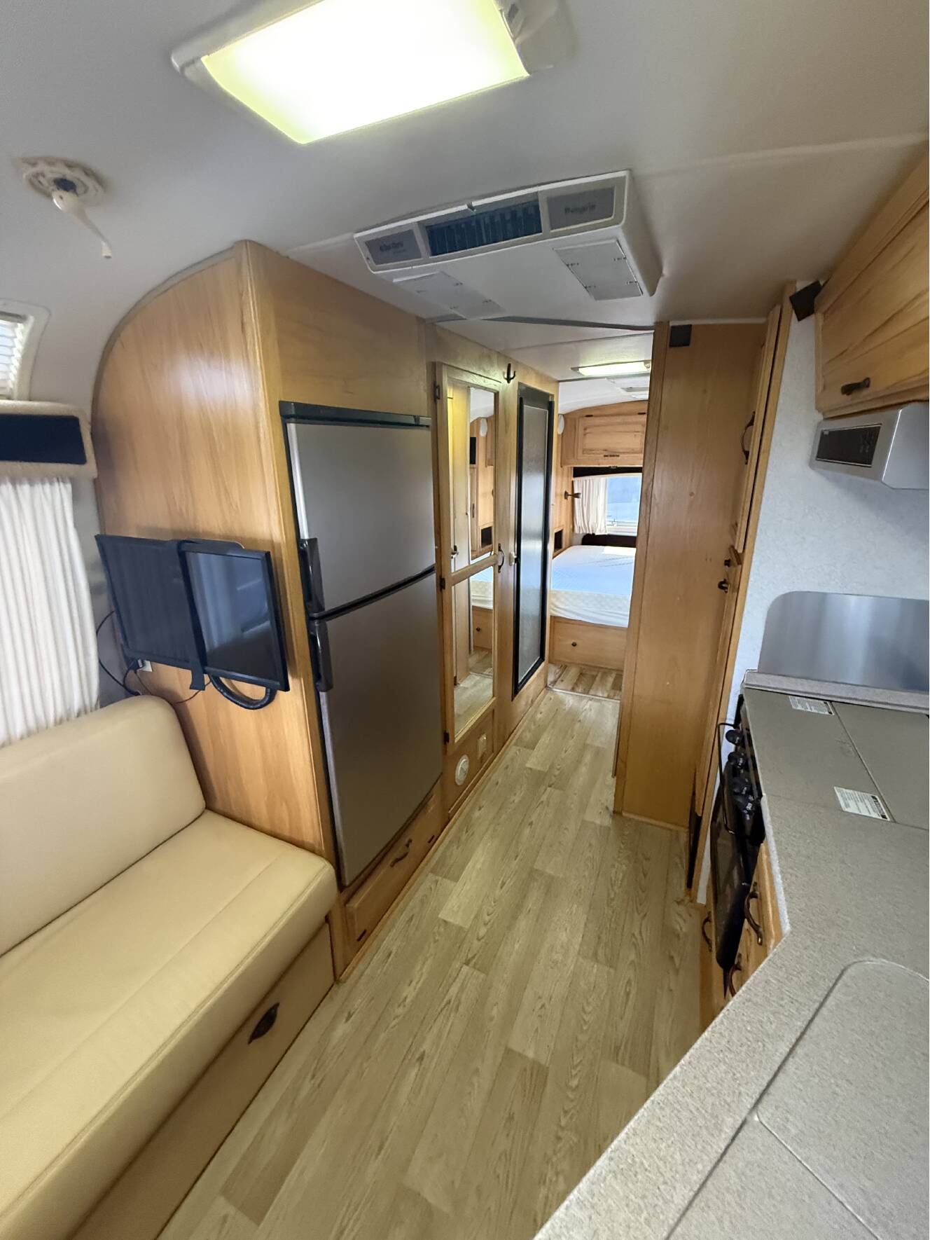 A photo of this 2007 Airstream CLASSIC 27