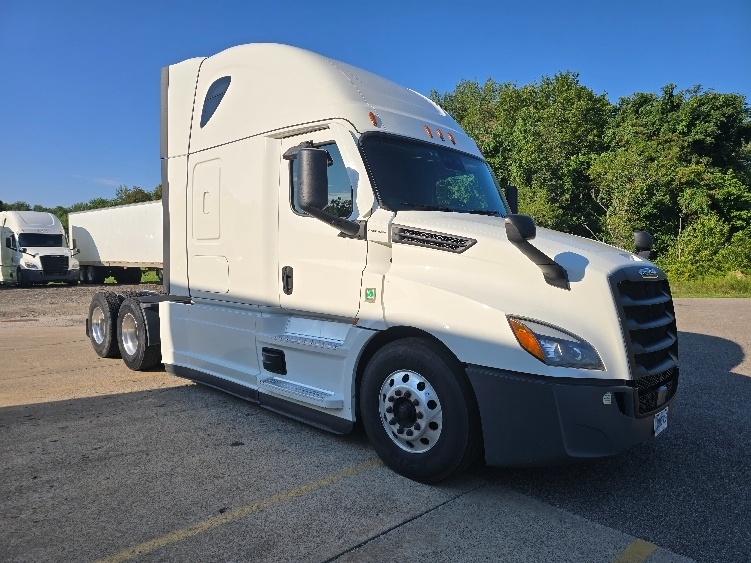 2022 Freightliner T12664ST in Zanesville, OH