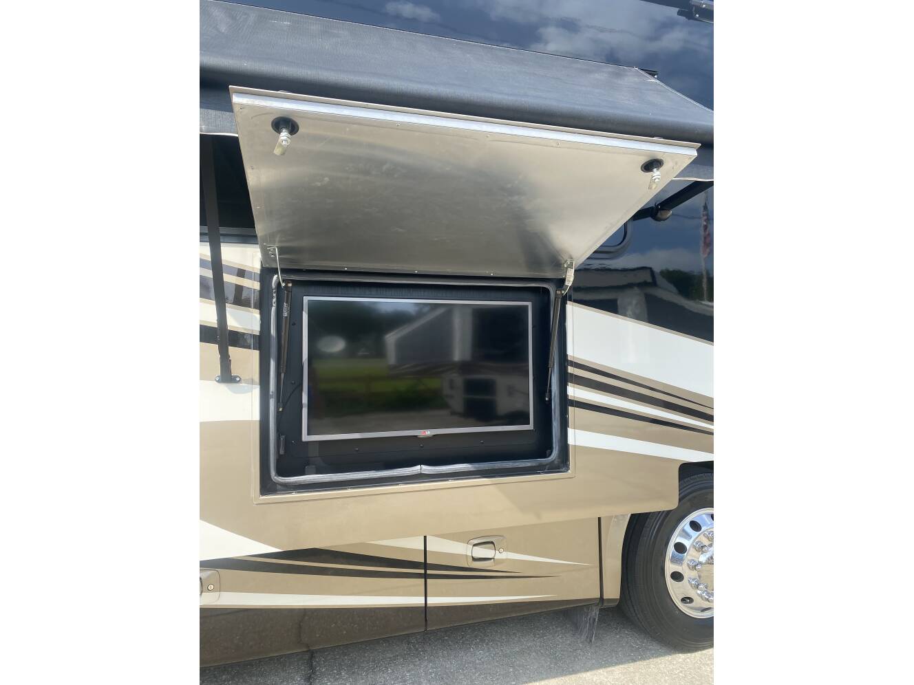 A photo of this 2015 Tiffin Motorhomes Breeze 32BR