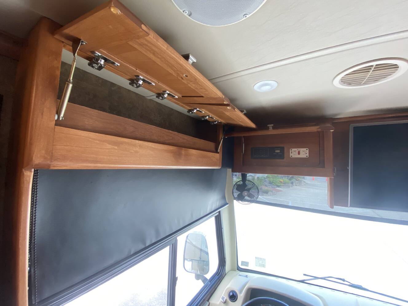 A photo of this 2015 Tiffin Motorhomes Breeze 32BR