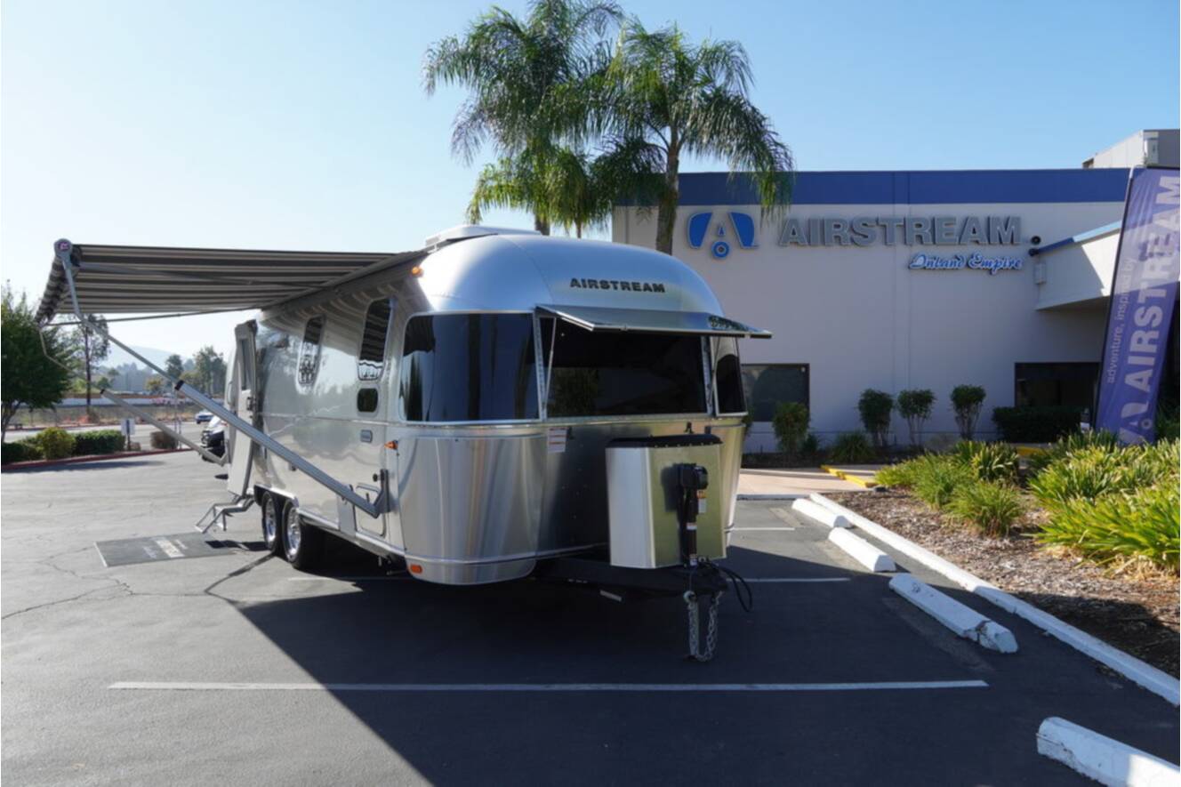 A photo of this 2026 Airstream Globetrotter 25FBQ