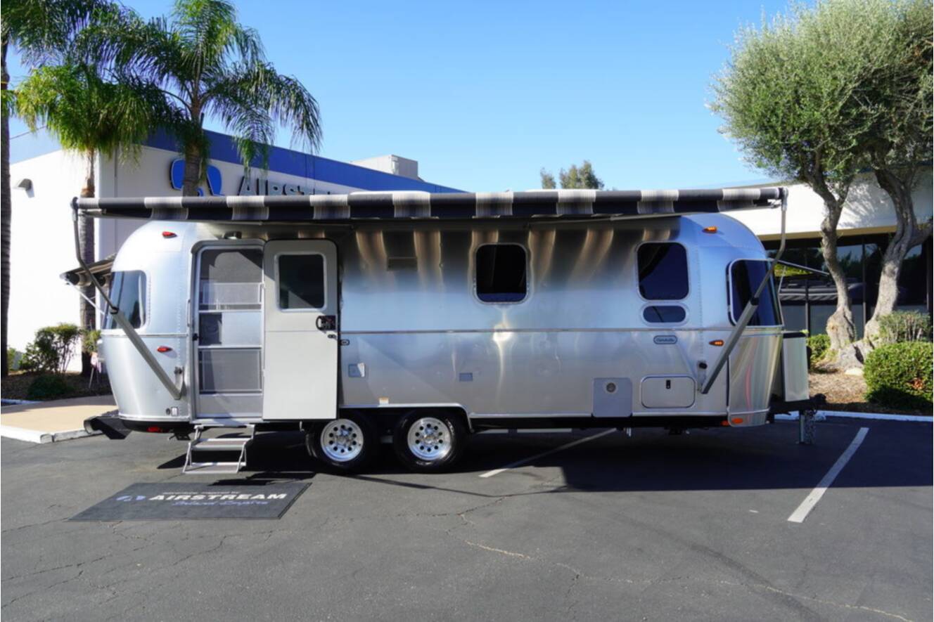 A photo of this 2026 Airstream Globetrotter 25FBQ