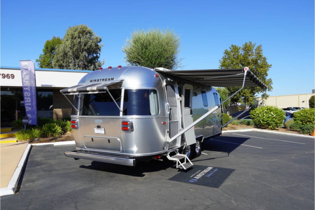 A photo of this 2026 Airstream Globetrotter 25FBQ
