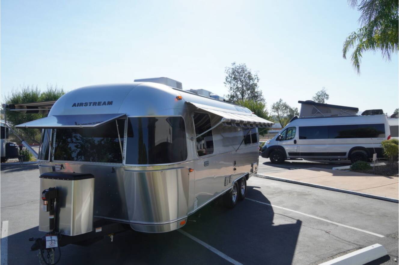 A photo of this 2026 Airstream Globetrotter 25FBQ