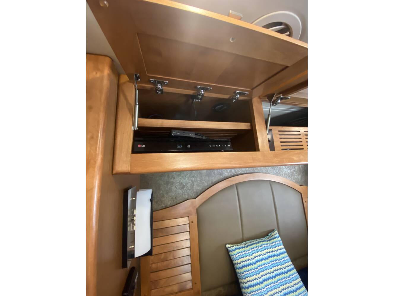 A photo of this 2015 Tiffin Motorhomes Breeze 32BR