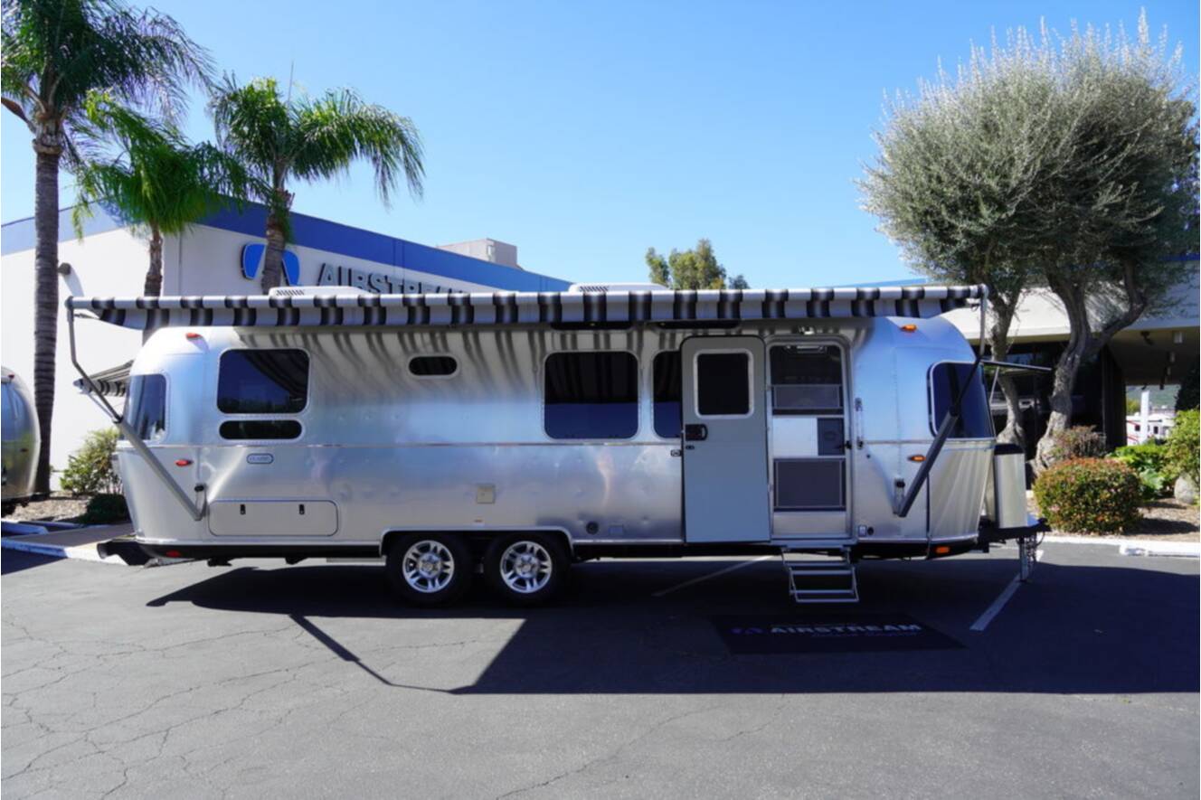 A photo of this 2026 Airstream Classic 28RBT