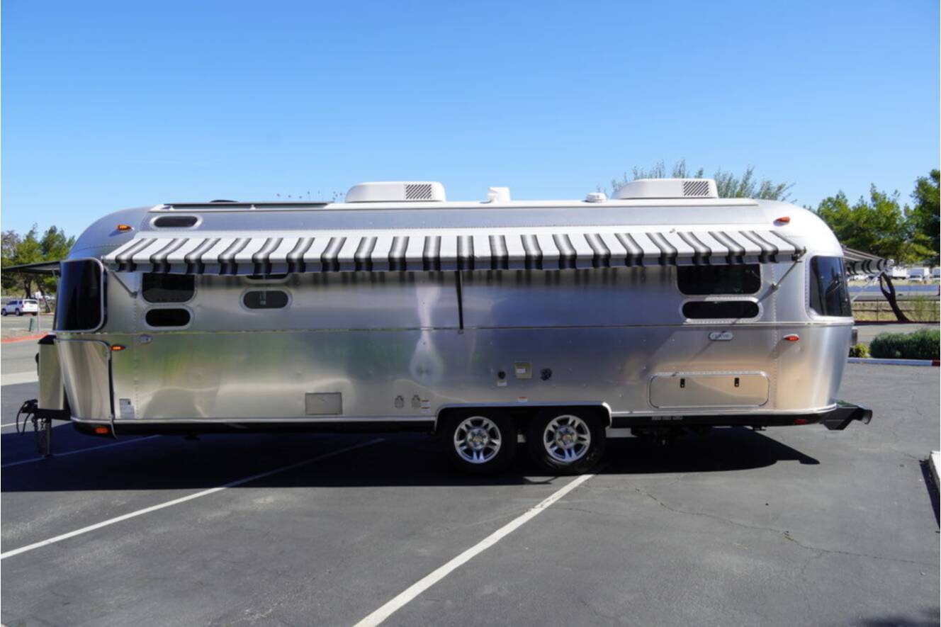 A photo of this 2026 Airstream Classic 28RBT