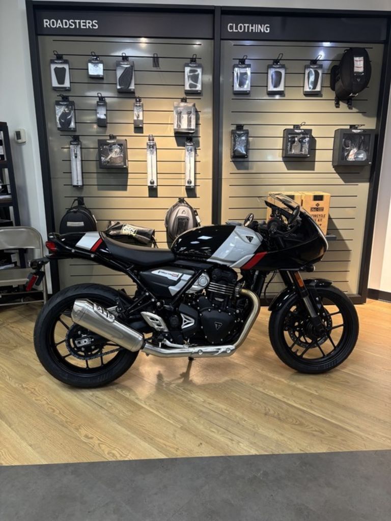 2026 Triumph Thruxton 400 Phantom Black / Aluminium Silver 400 in Knoxville, TN