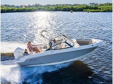 Boston Whaler 330 Vantage Review image