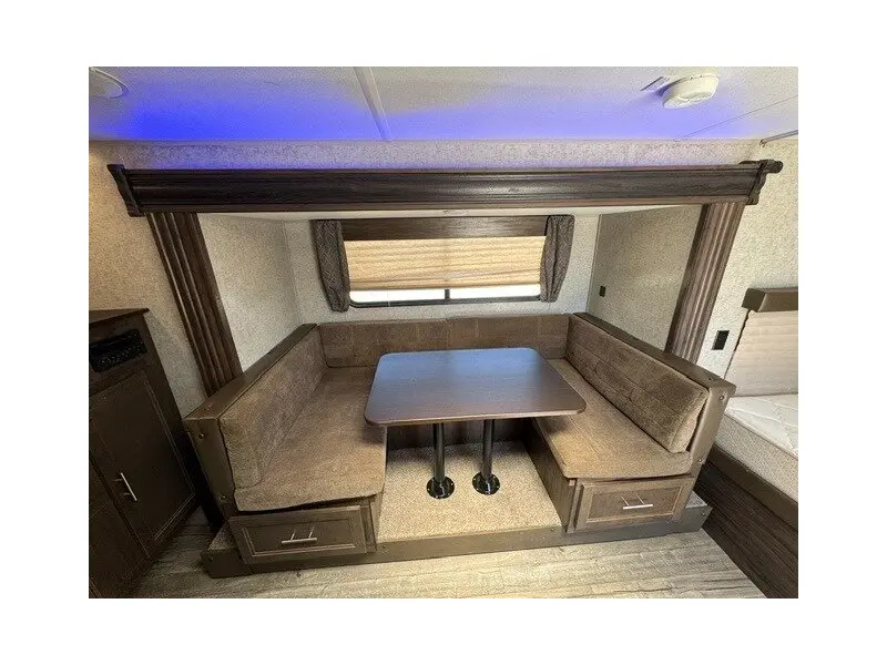 2019 FOREST RIVER CHEROKEE GREY WOLF 27RR