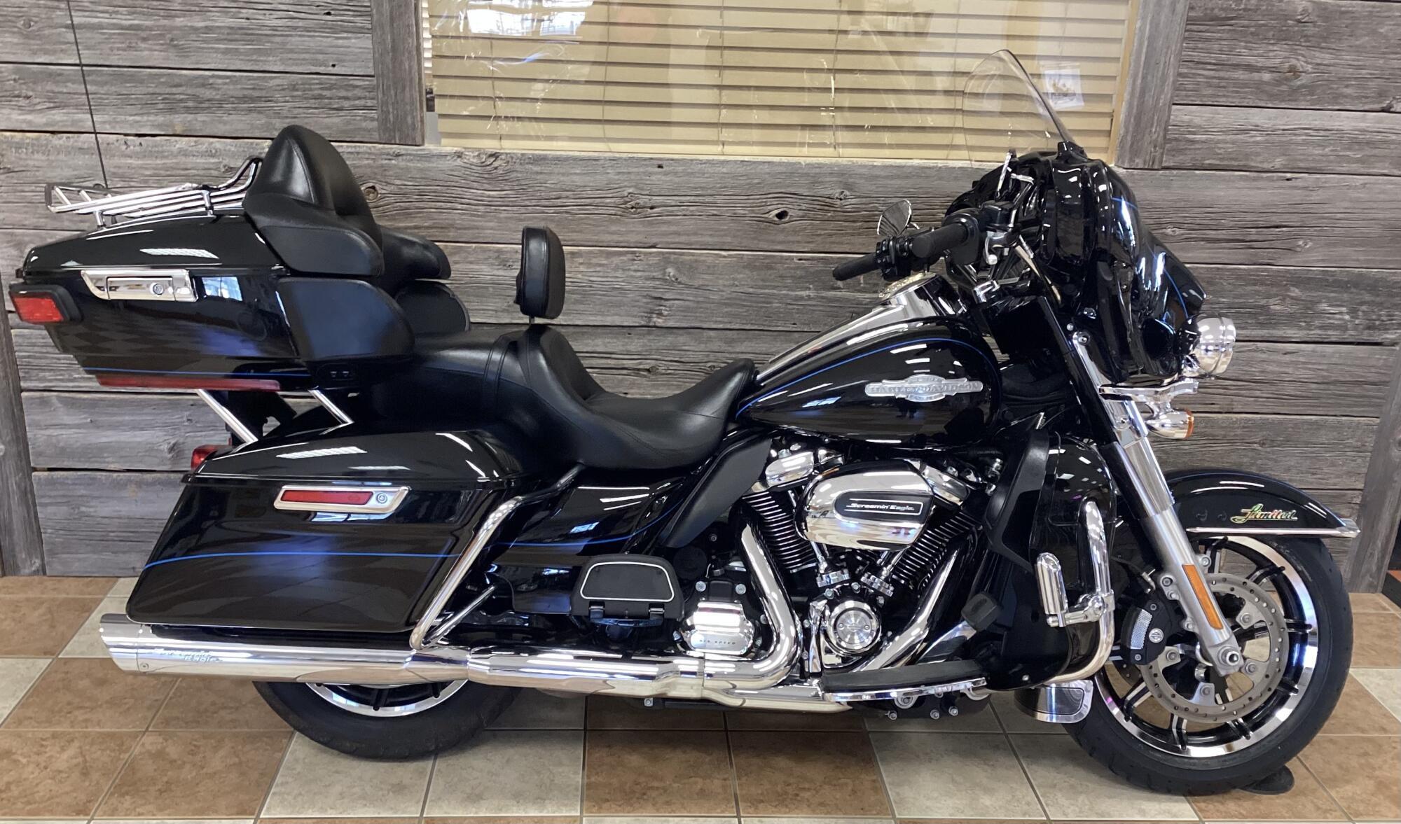 2018 Harley-Davidson 2018 Harley-Davidson Ultra Limited Peace Officer W/Pins SPECIAL in Bonduel, WI