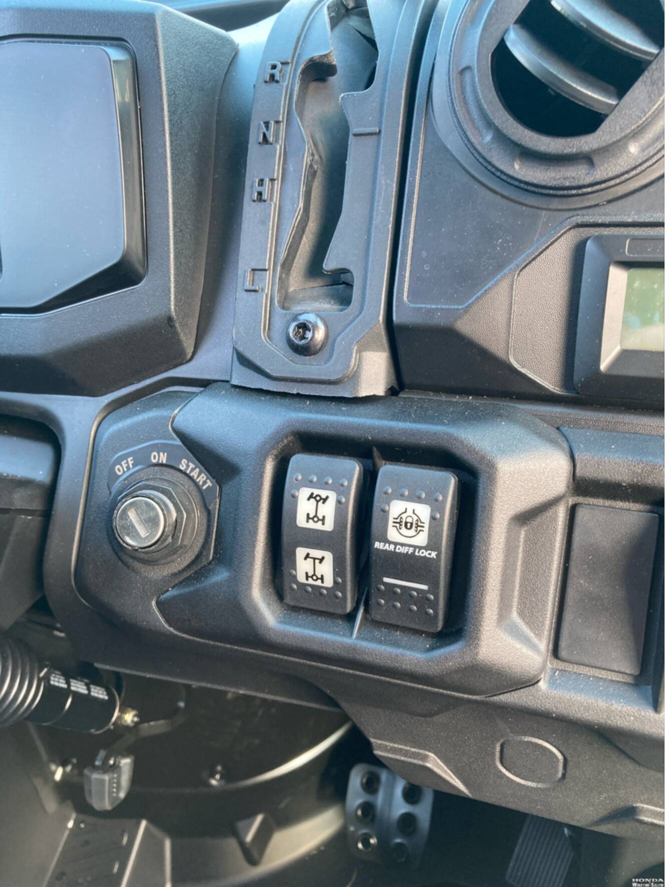 A photo of this 2026 Can-Am Defender MAX DPS CAB HD10