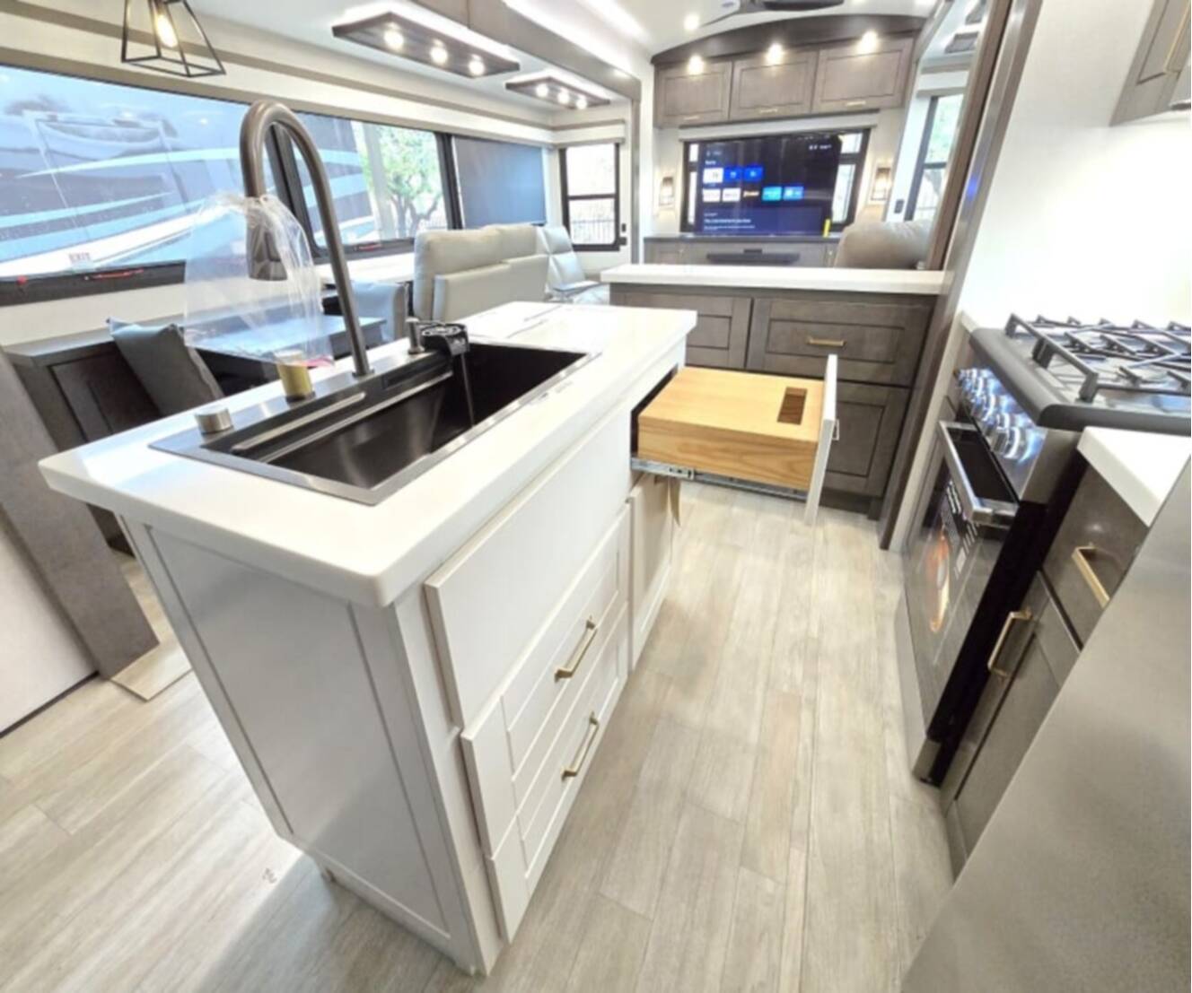 A photo of this 2026 Heartland BIGHORN 38RE