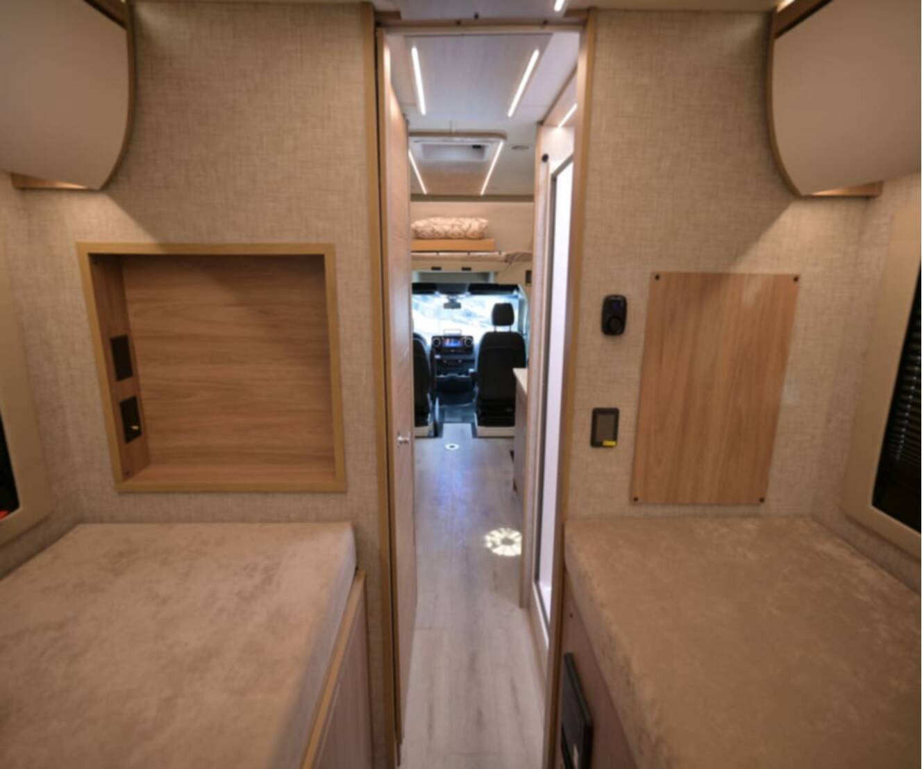 A photo of this 2027 Tiffin WAYFARER 25XLW