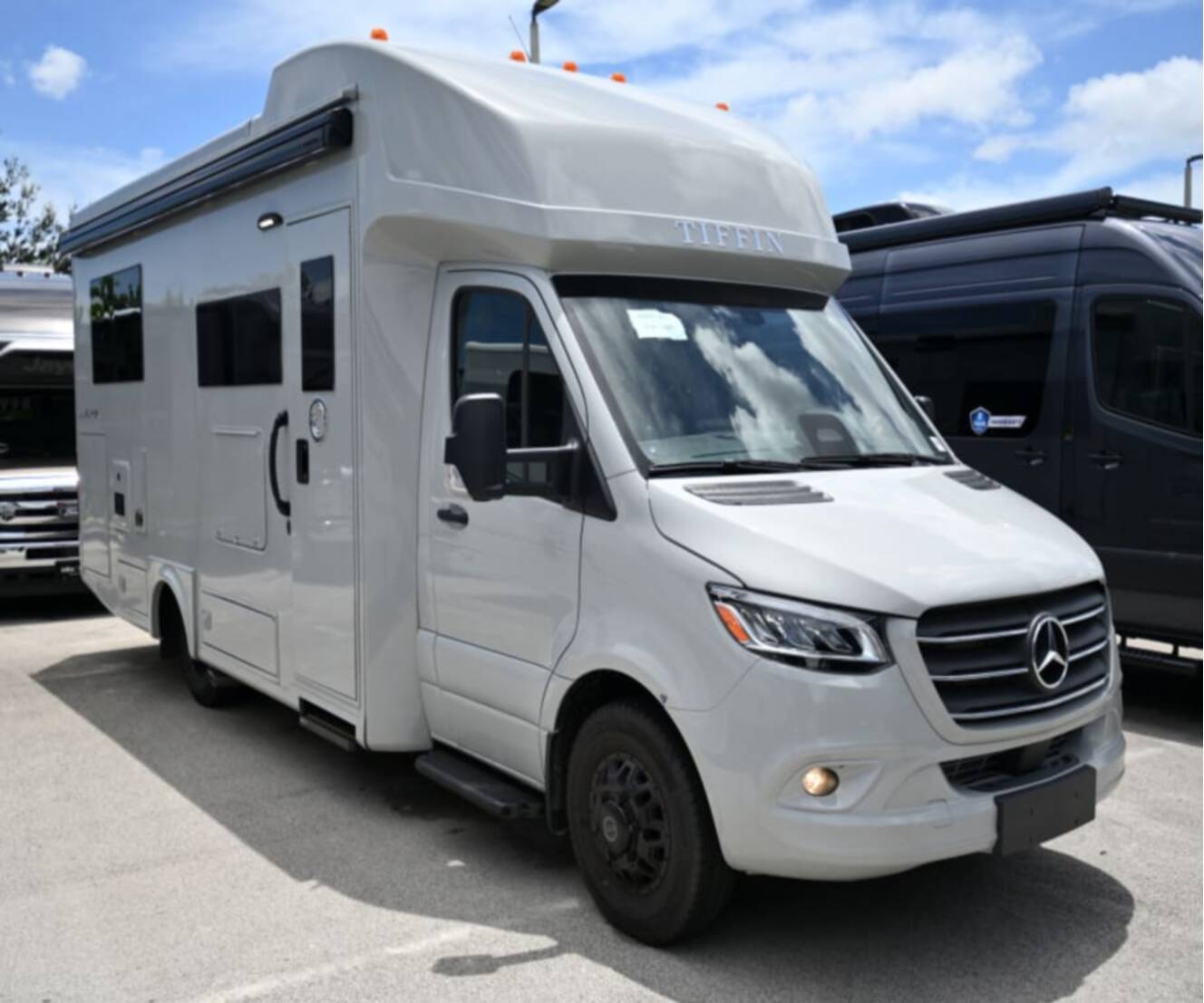 A photo of this 2027 Tiffin WAYFARER 25XLW