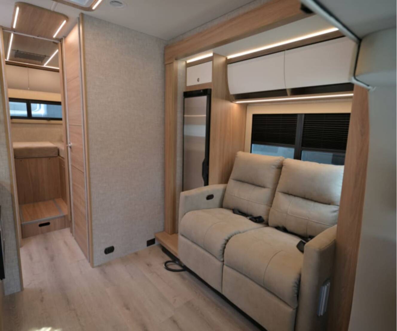 A photo of this 2027 Tiffin WAYFARER 25XLW