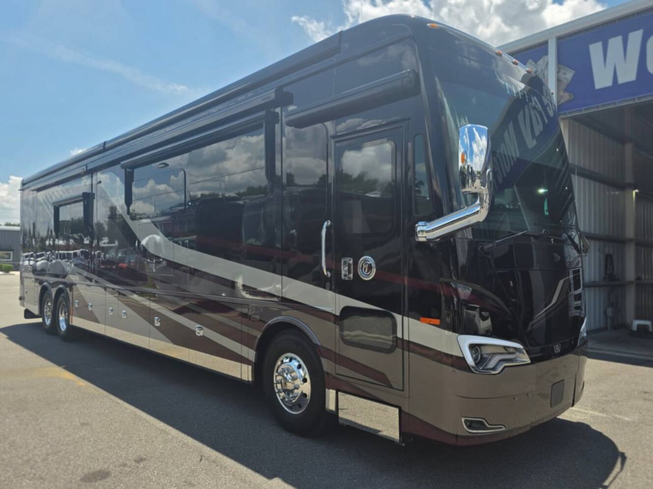 A photo of this 2024 Tiffin Allegro Bus 45 OPP