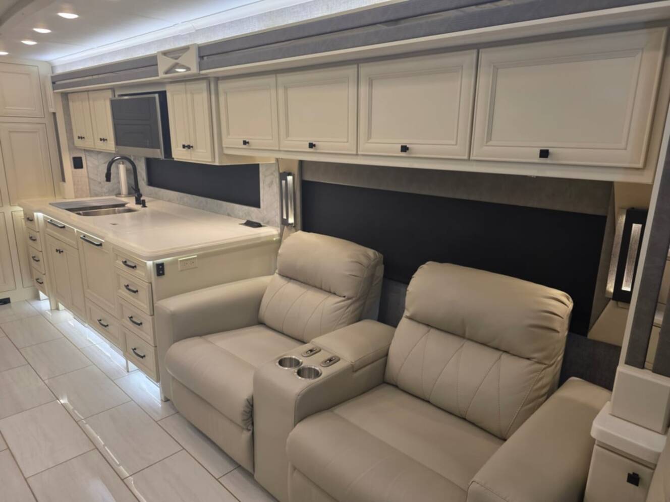 A photo of this 2024 Tiffin Allegro Bus 45 OPP
