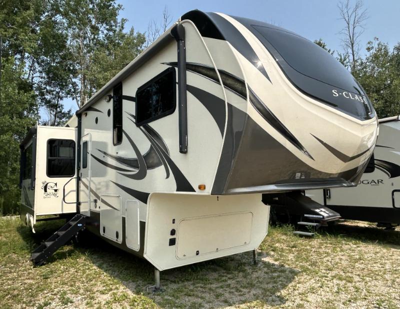 2019 Grand Design Solitude S-Class 2930RL in sturgeon bay WI