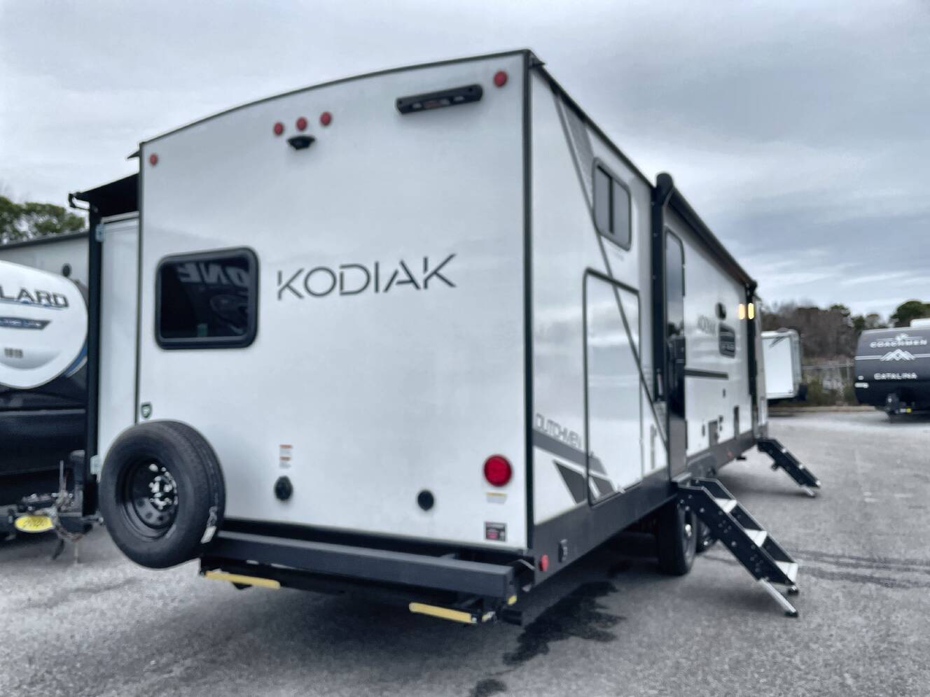A photo of this 2025 Dutchmen KODIAK 332BHSL