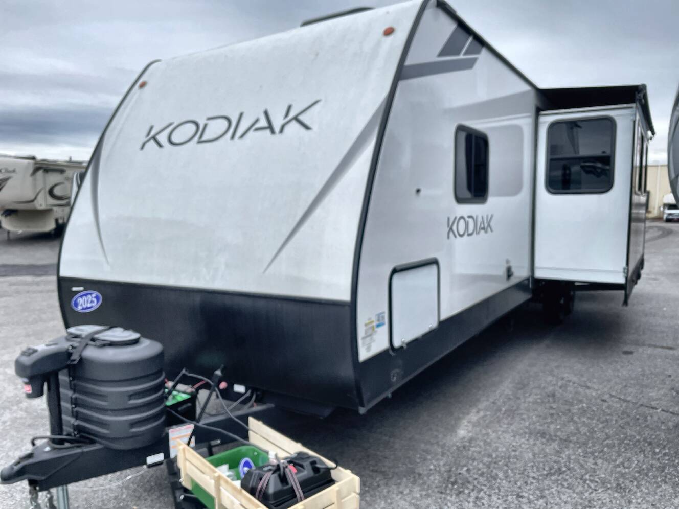 A photo of this 2025 Dutchmen KODIAK 332BHSL