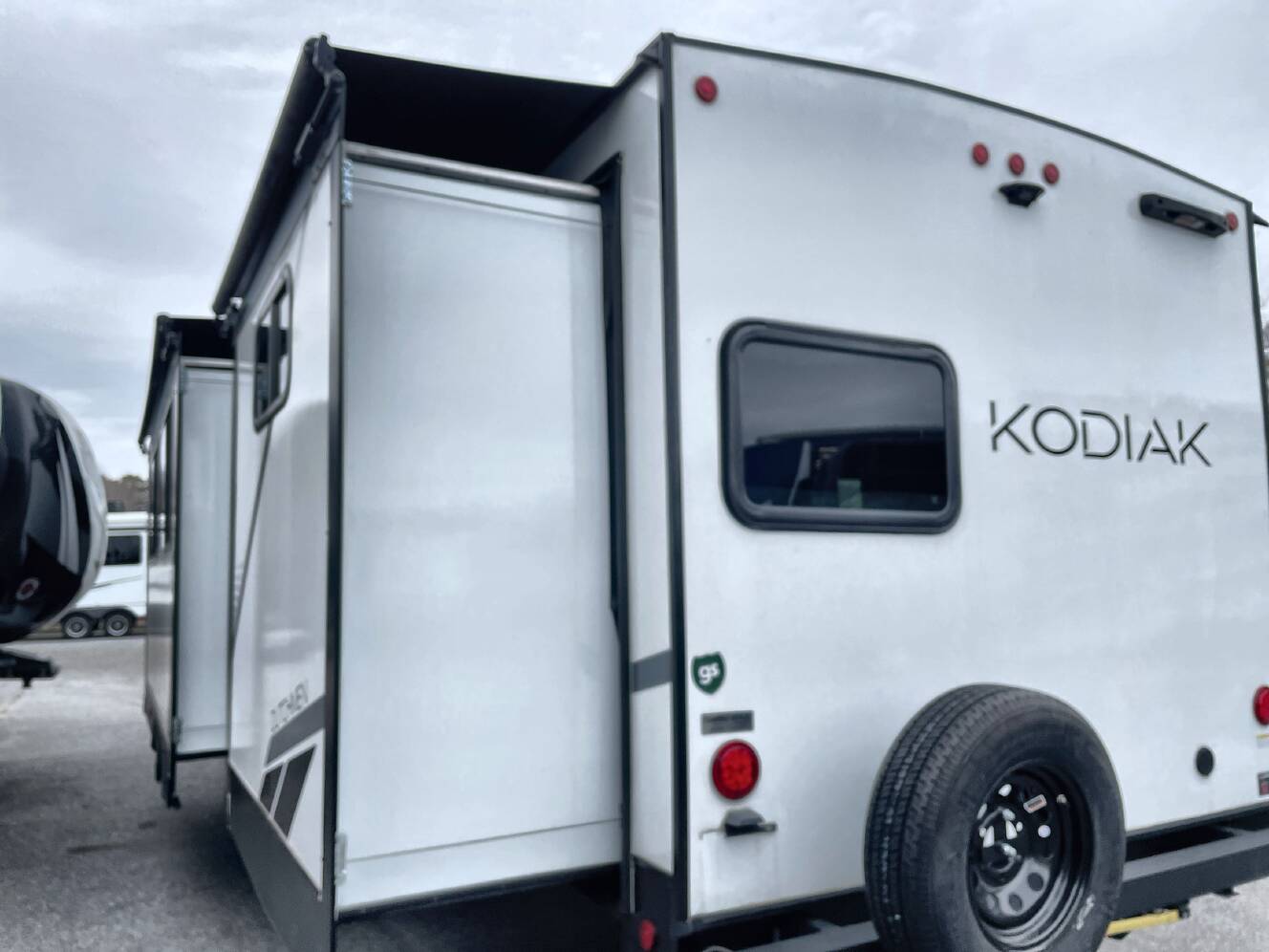 A photo of this 2025 Dutchmen KODIAK 332BHSL