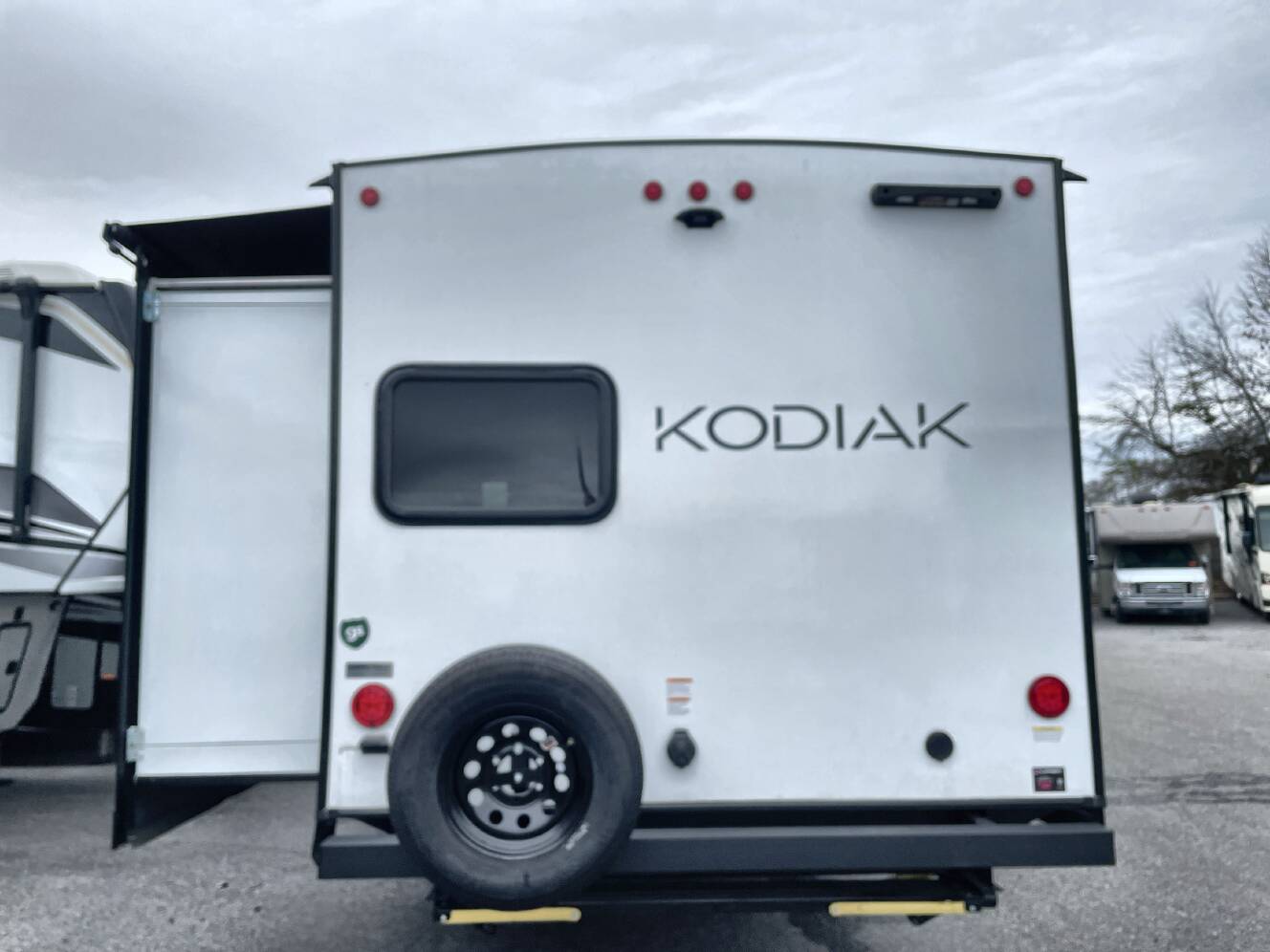 A photo of this 2025 Dutchmen KODIAK 332BHSL