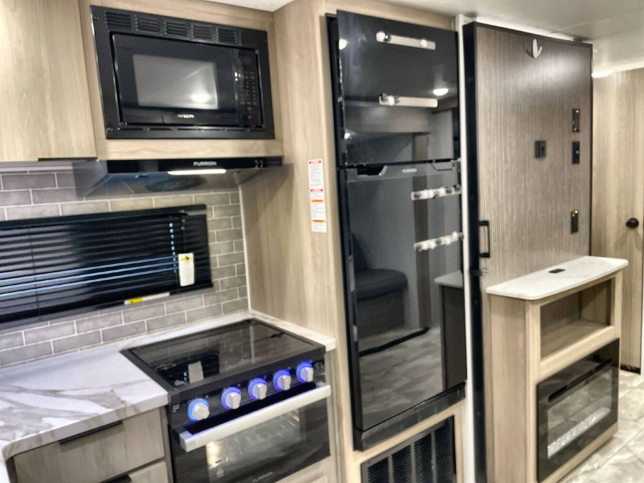A photo of this 2025 Dutchmen KODIAK 332BHSL