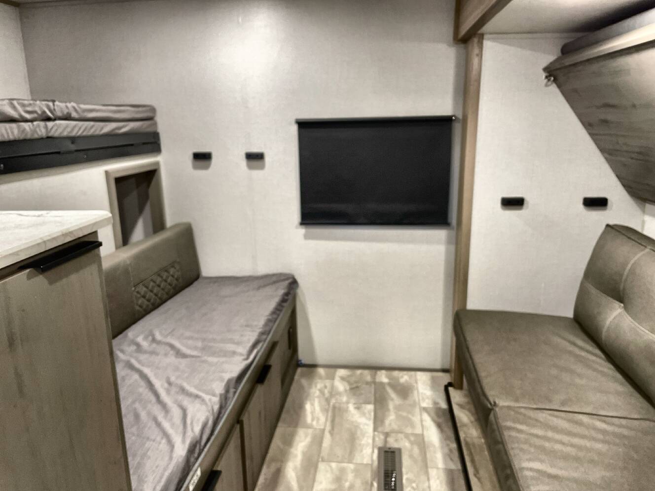 A photo of this 2025 Dutchmen KODIAK 332BHSL