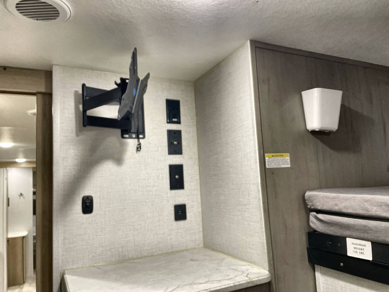 A photo of this 2025 Dutchmen KODIAK 332BHSL