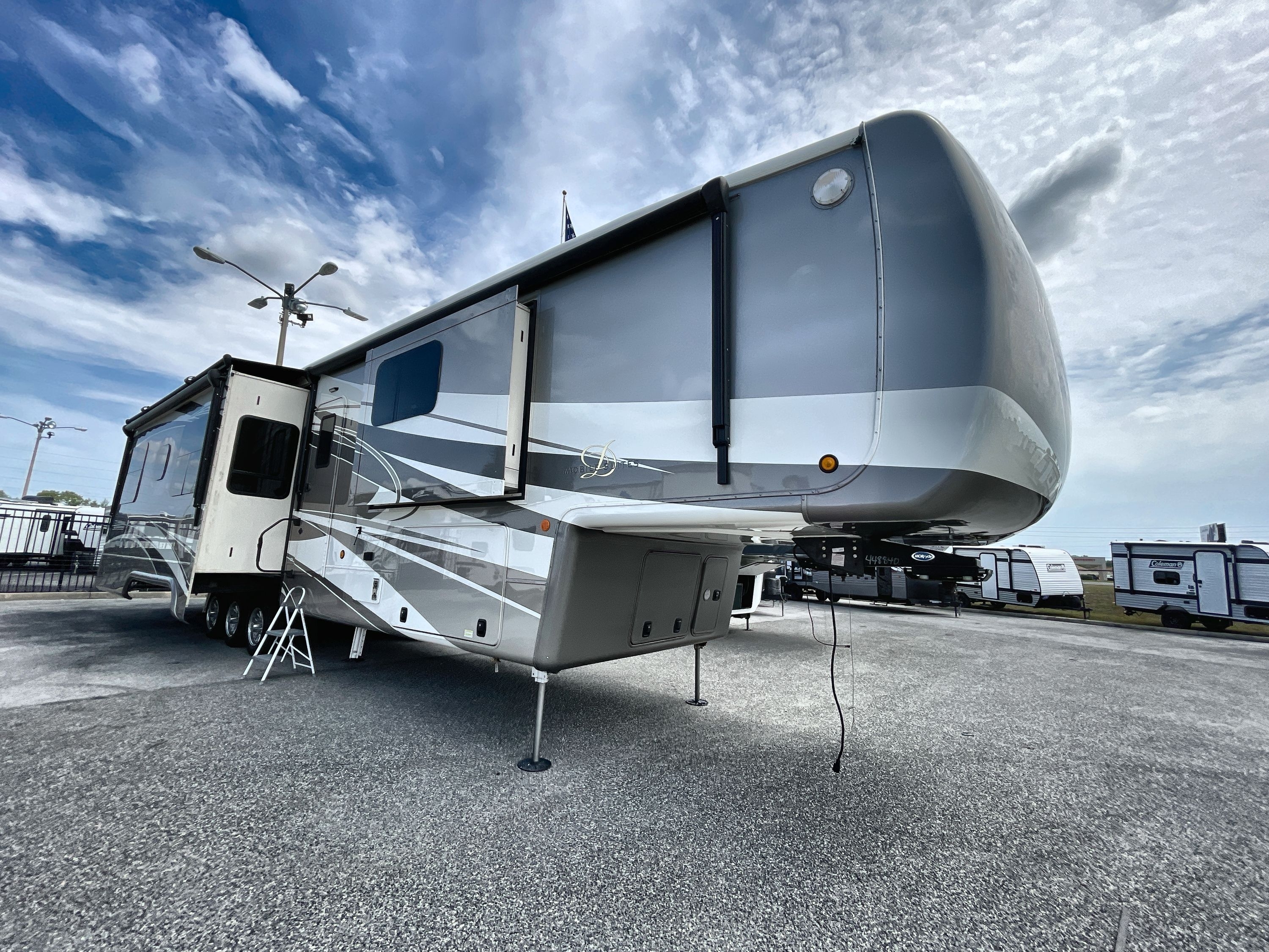 2021 DRV LUXURY SUITES MOBILE SUITES 44 HOUSTON RV