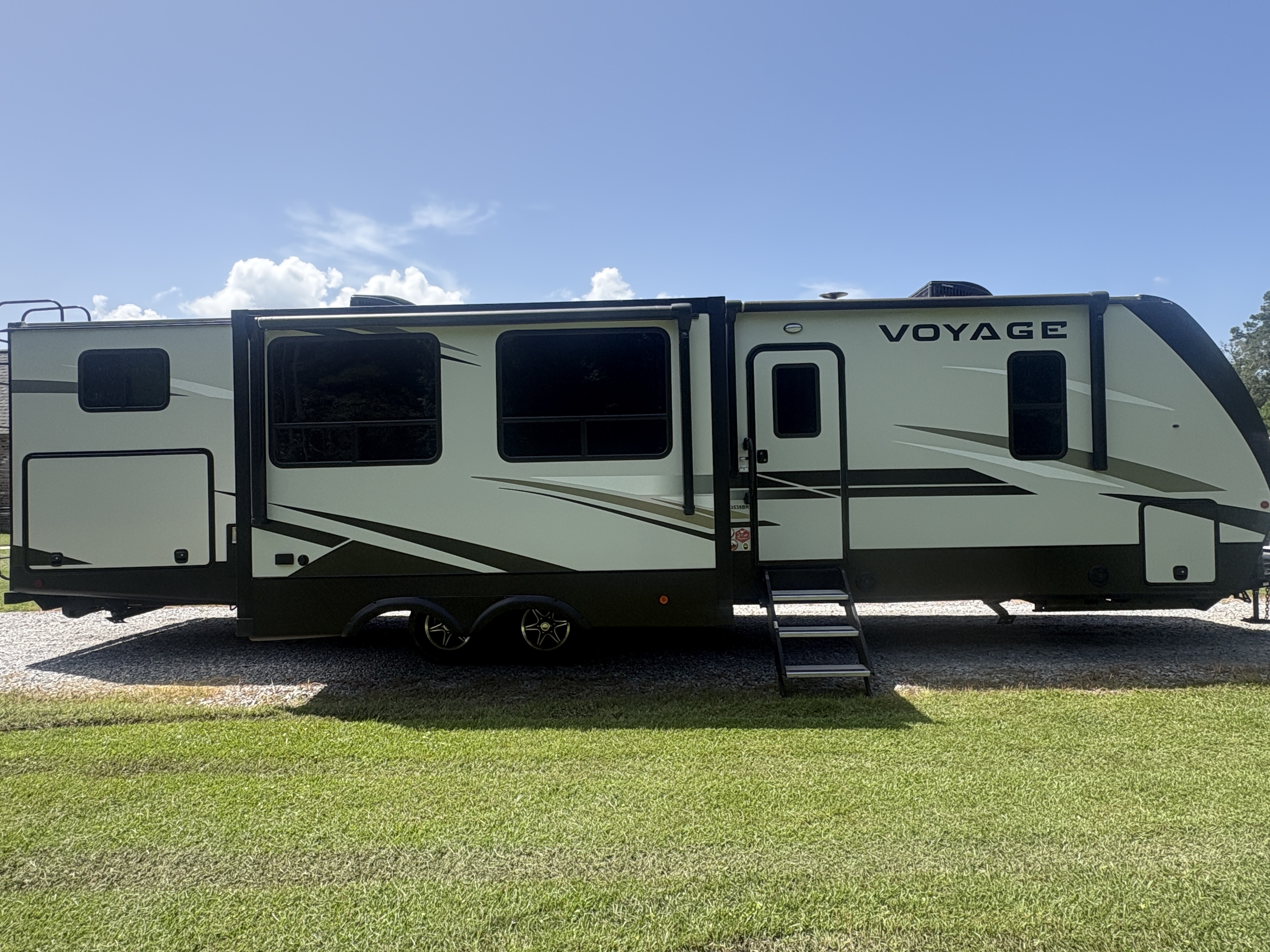 2021 Winnebago VOYAGE 3538BR RV