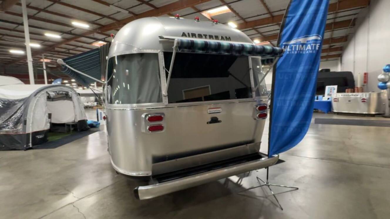 A photo of this 2026 Airstream International 27FB