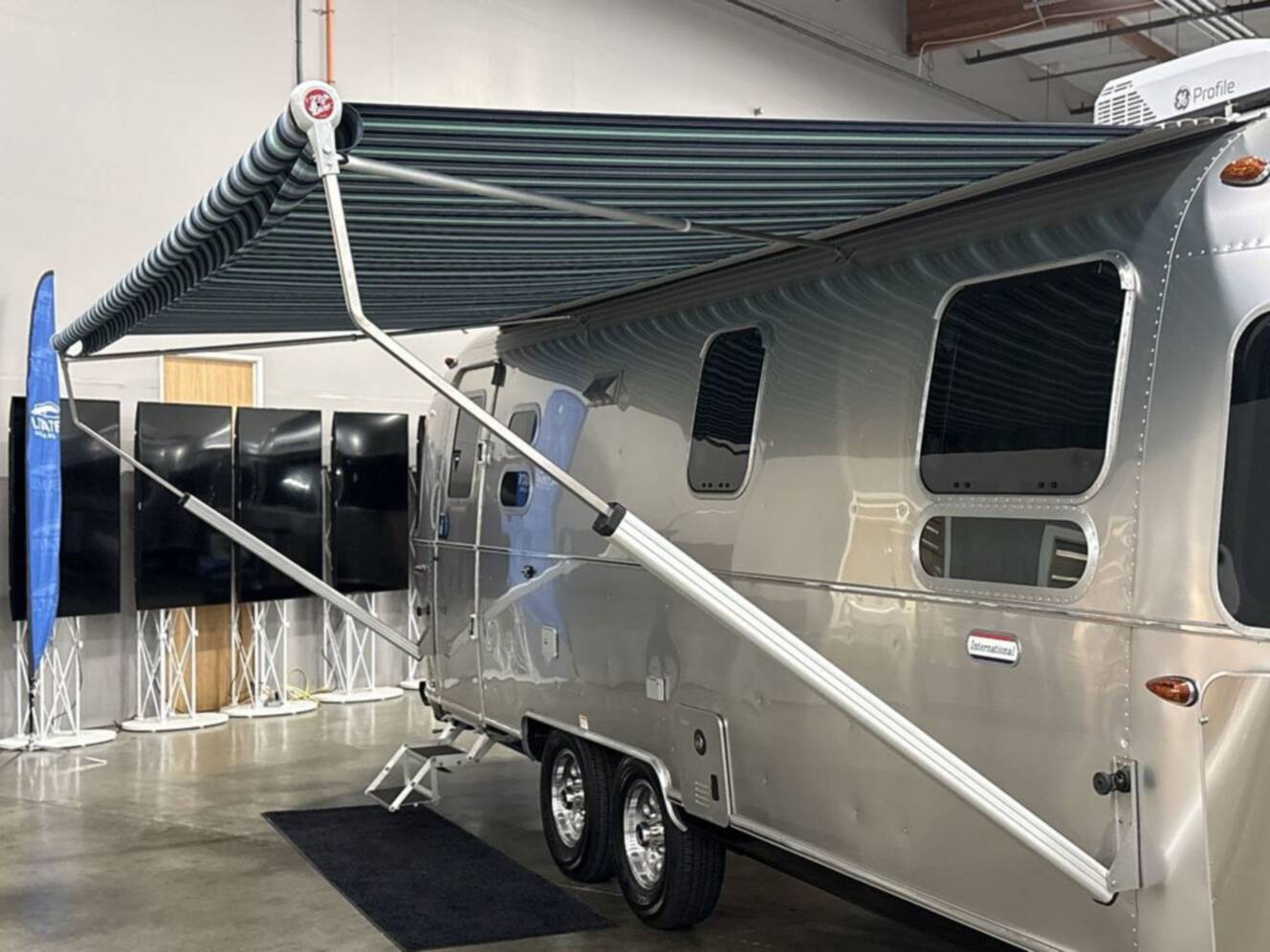 A photo of this 2026 Airstream International 27FB