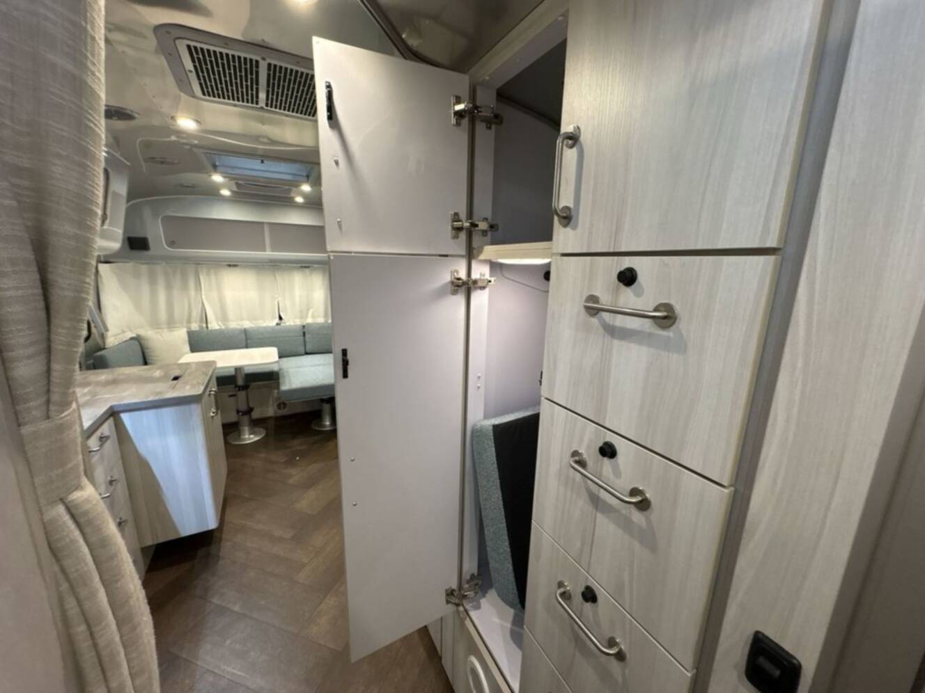 A photo of this 2026 Airstream International 27FB