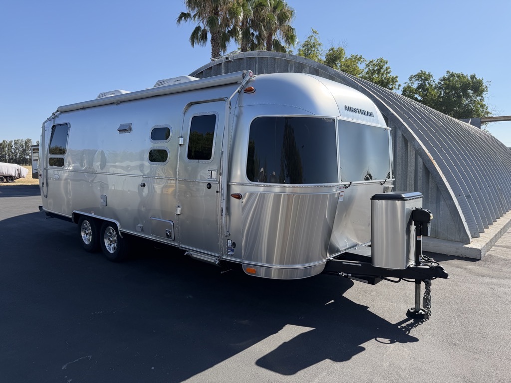 2023 Airstream FLYING CLOUD 25RB QUEEN in winters CA