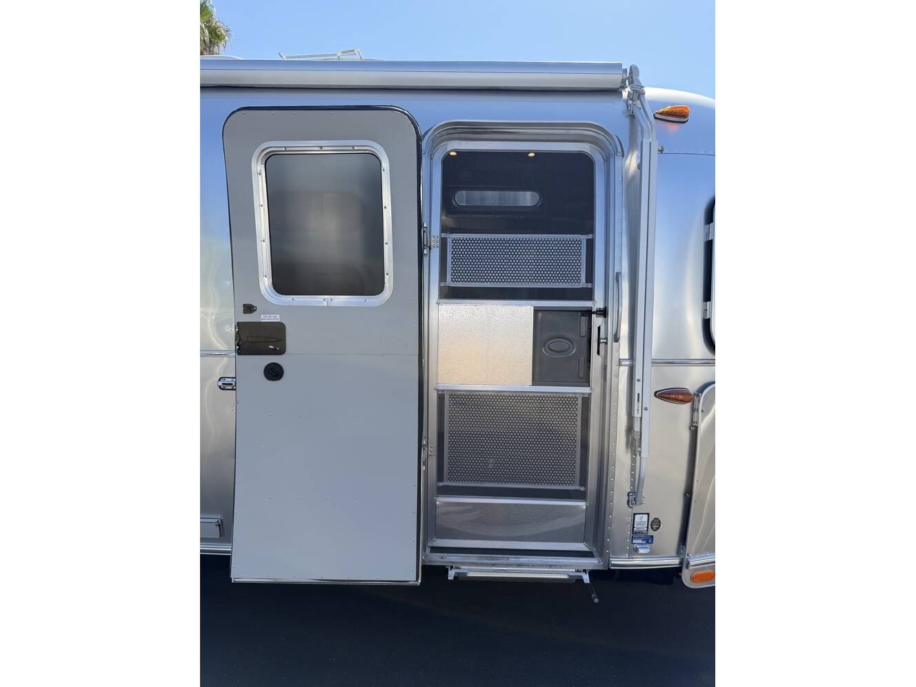 A photo of this 2023 Airstream FLYING CLOUD 25RB QUEEN