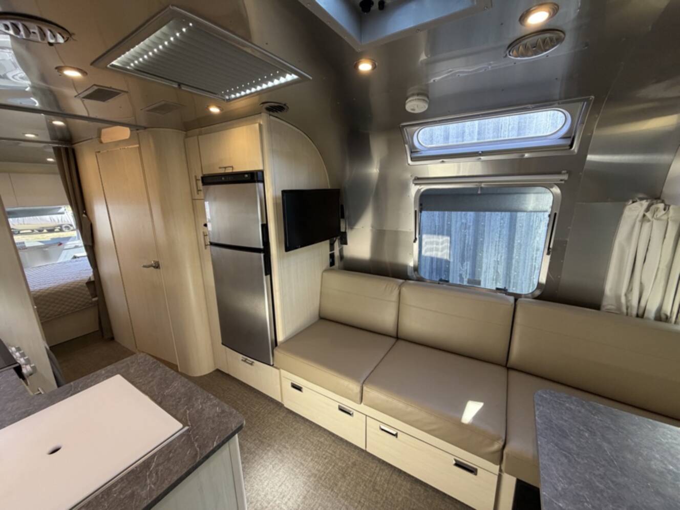 A photo of this 2023 Airstream FLYING CLOUD 25RB QUEEN