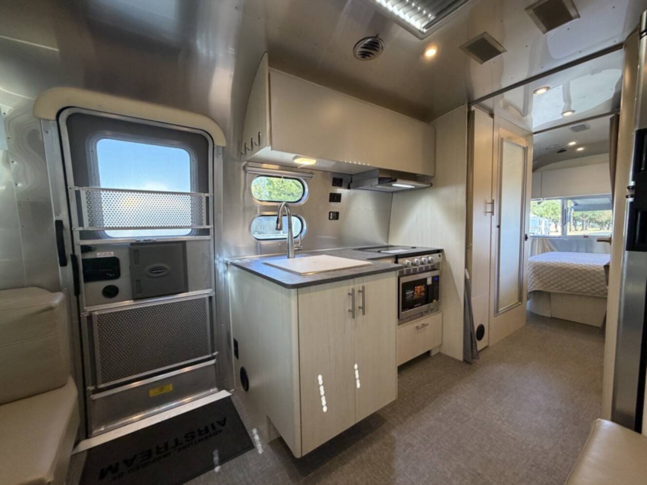 A photo of this 2023 Airstream FLYING CLOUD 25RB QUEEN